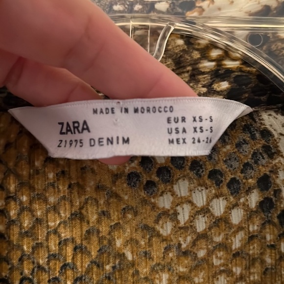 Zara Snake Print Oversized Button Down Blouse. Satin. Size. XS - Picture 4 of 8